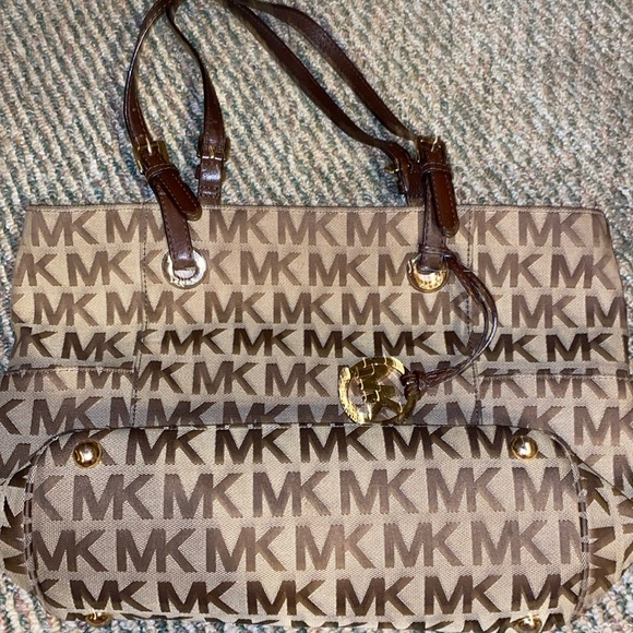 Micheal Kors tote - Picture 1 of 1